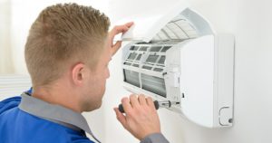 Napapanahong pagpapanatili ng mga air conditioner - isang garantiya ng mahabang trabaho