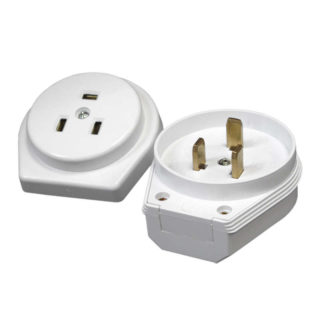 Three-pin power outlet