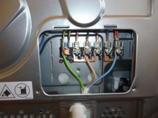 La connexió segura d’una estufa elèctrica requereix la selecció d’un equipament addicional: màquines automàtiques, cablejat, etc.